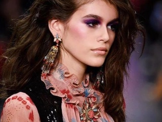 Kaia má našliapnuté na