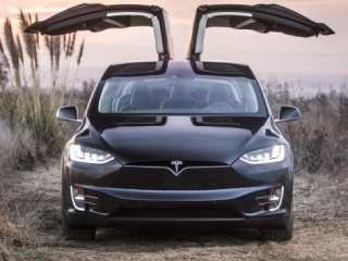 Dubajská taxislužba vďaka elektromobilom