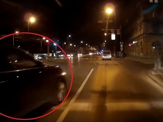 Vošiel autobusu do cesty.