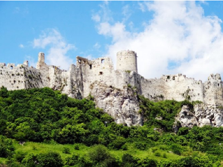 Na východe nič nie