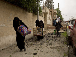 Iracké ženy utekajú na