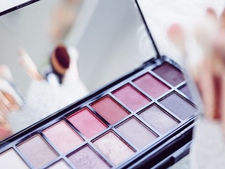 Dievčina to s mejkapom