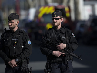 Francúzski policajti, zasahujúci na