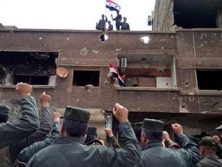 Sýrsky vojaci oslavujú víťazstvo.