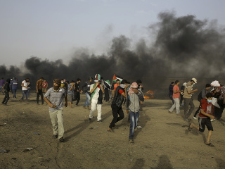 Palestínski protestujúci, ktorí utekajú