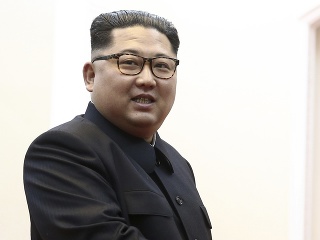 Kim Čong-un si stojí