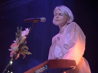 Ela Tolstová z Tolstoys: