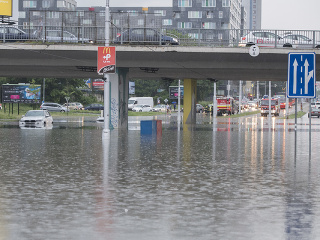 Zaplavené autá na Ružinovskej