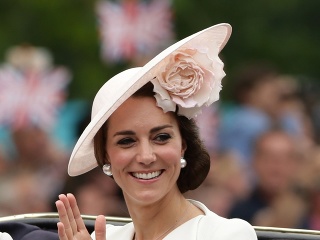 Kate vystupuje na verenosti