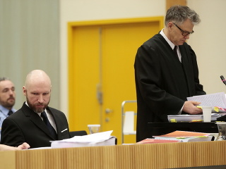 Anders Breivik (vľavo) počas