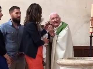 VIDEO Krst v kostole