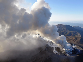 Dym stúpa z krátera