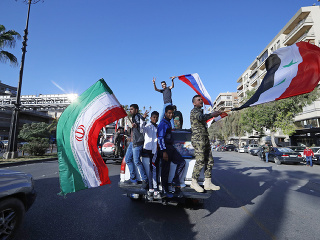 Sýrski vojaci mávajú vlajkami