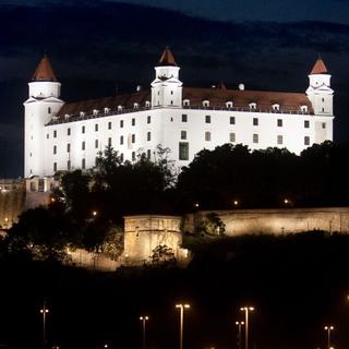 Bratislavský hrad svieti za