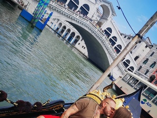 Romantické bozky na gondole