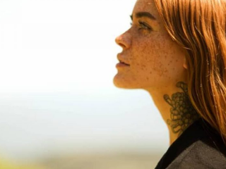 Ryšavá modelka, ktorá búra