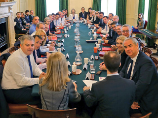 Britskí ministri rokovali o