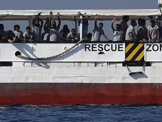 Loď s utečencami