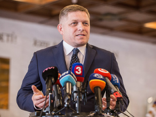 Robert Fico počas tlačovej