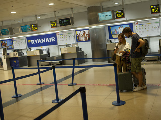 Cestujúci čakajú na letisku
