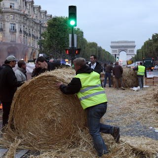 Farmári zablokovali Paríž aj