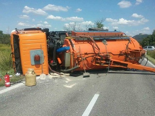 Nehoda nákladného auta medzi