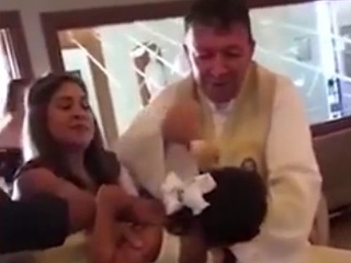 VIDEO Kňaz krstil dievčatko,