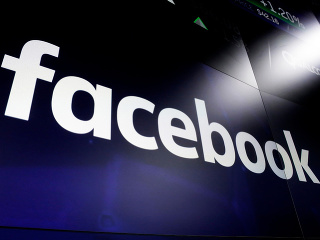 Facebook po škandále posilnil
