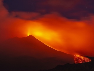 Etna naďalej straší Európu: