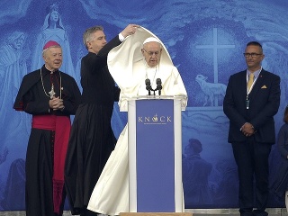 Pápež František prosil v