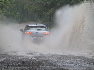 Poznáte najrozbitejšiu slovenskú cestu?