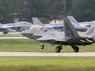 Americké stíhačky F-22 Raptor