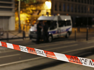 Útočník zranil v Paríži