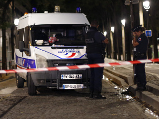 Útočník zranil v Paríži