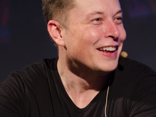 Nespí, neštudoval a šéfuje