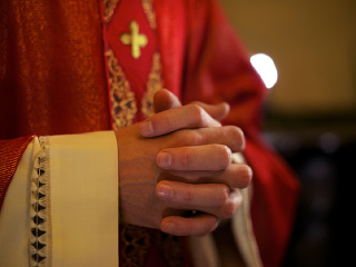 Vatikán suspendoval kňaza v