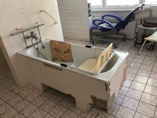 Kúpeľňa pre 80 imobilných seniorov v žilinskom Centre sociálnych služieb Letokruhy.