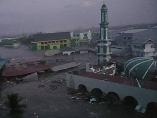 Pohroma na pobreží Indonézie: