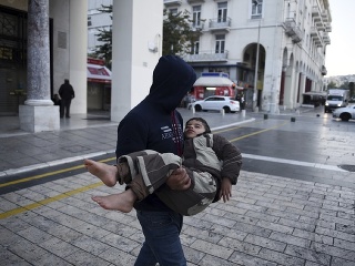 Migranti na námestí gréckeho