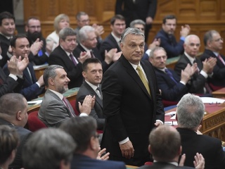 Maďarský parlament na čele