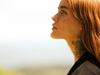 Ryšavá modelka, ktorá búra