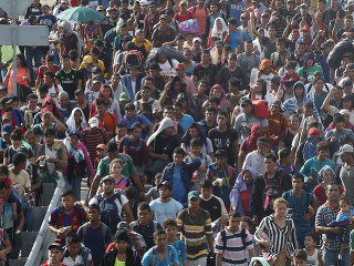 Tisícky migrantov smerujú do