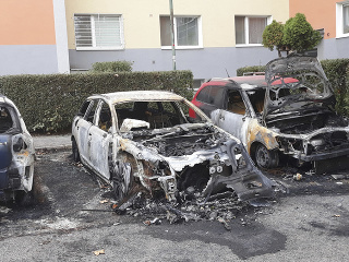 Škoda na zapálených autách