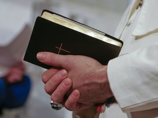 Slováci vydierali homosexuálneho kňaza