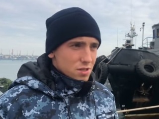 VIDEO Traja zajatí námorníci