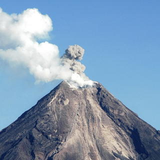 Erupcia sopky, evakuovali stovky