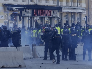 Násilnosti v Paríži neutíchajú: