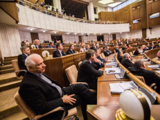 Platy poslancov porastú o