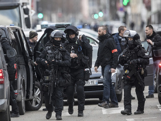 Niekoľko desiatok francúzskych policajtov