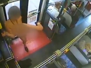 VIDEO Do autobusu nastúpila